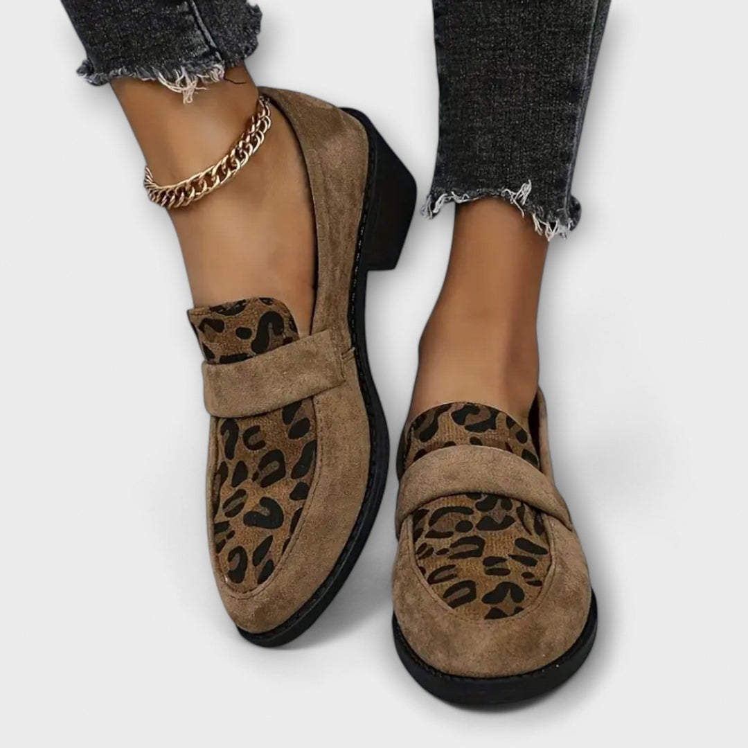 Zapatos femeninos elegantes con estampado de leopardo